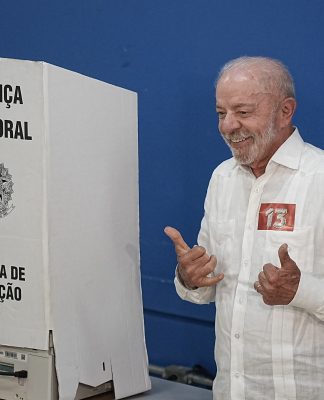 La victoria de Lula da Silva en Brasil provoca la caída de las acciones de Telefónica y Santander