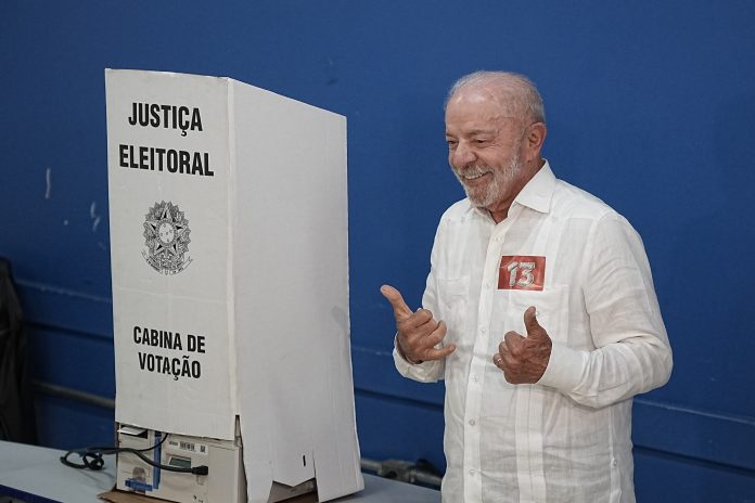La victoria de Lula da Silva en Brasil provoca la caída de las acciones de Telefónica y Santander