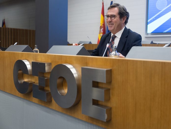 CEOE avisa de la desaceleración de la creación del empleo, tras los resultados de la EPA