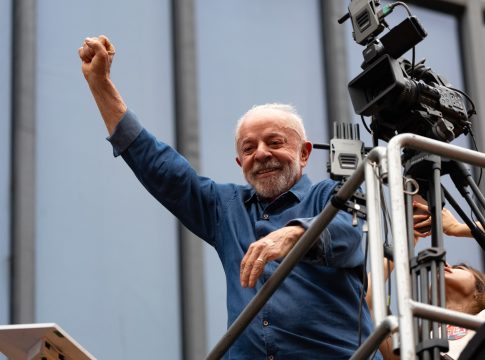 Brasil aprueba la semana laboral de cinco días y aumenta las posibilidades del candidato Lula Da Silva
