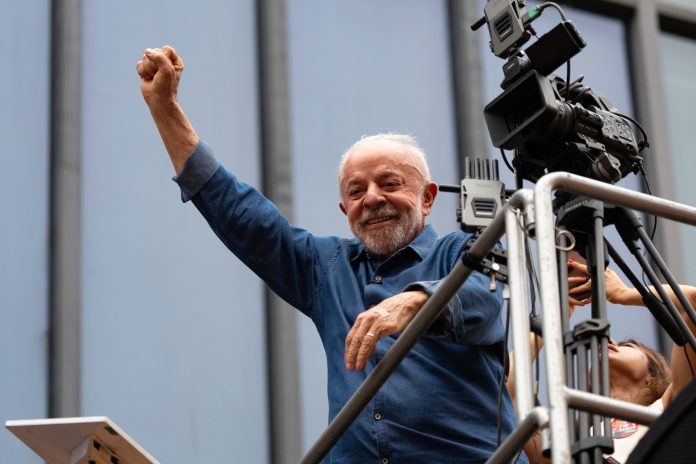 Brasil aprueba la semana laboral de cinco días y aumenta las posibilidades del candidato Lula Da Silva