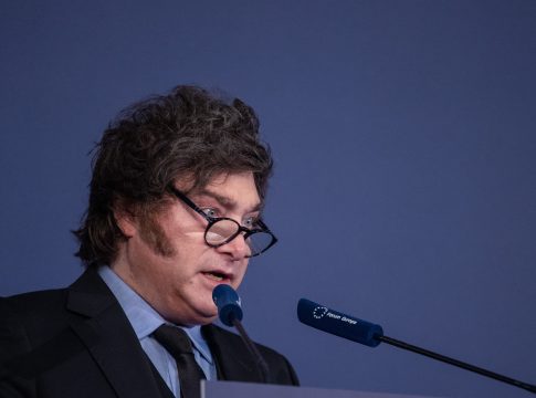 Milei ataca a Sánchez y expone los logros de su gobierno en su primer acto en Madrid