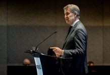 Feijóo (PP) plantea subir el SMI, actualizar las pensiones, construir un millón de viviendas y vetar las subvenciones de la «cultura sectaria»
