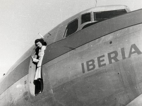 Iberia celebra el 80 aniversario desde el primer vuelo con «azafata» en España